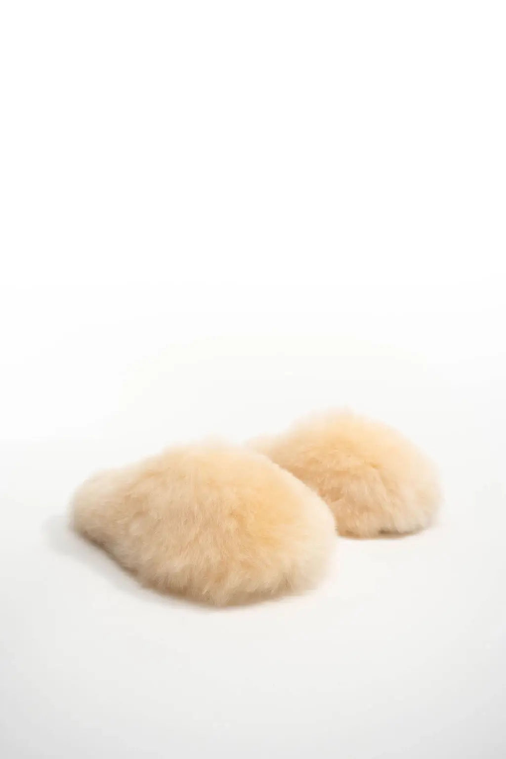 Nubecitas - Beige Alpaca Fur Slippers